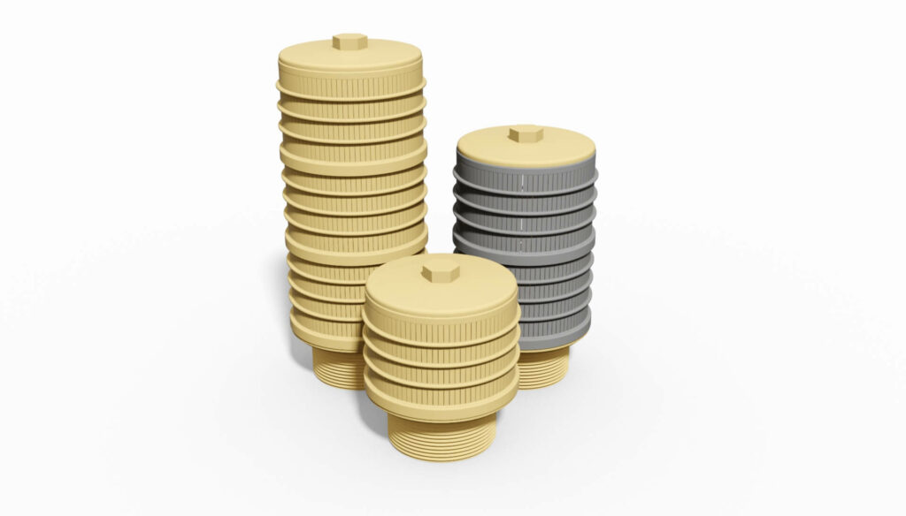 Drei Filterdüsen in unterschiedlichen Größen, zwei in beige und eine in grau, gestapelt auf einem weißen Hintergrund.