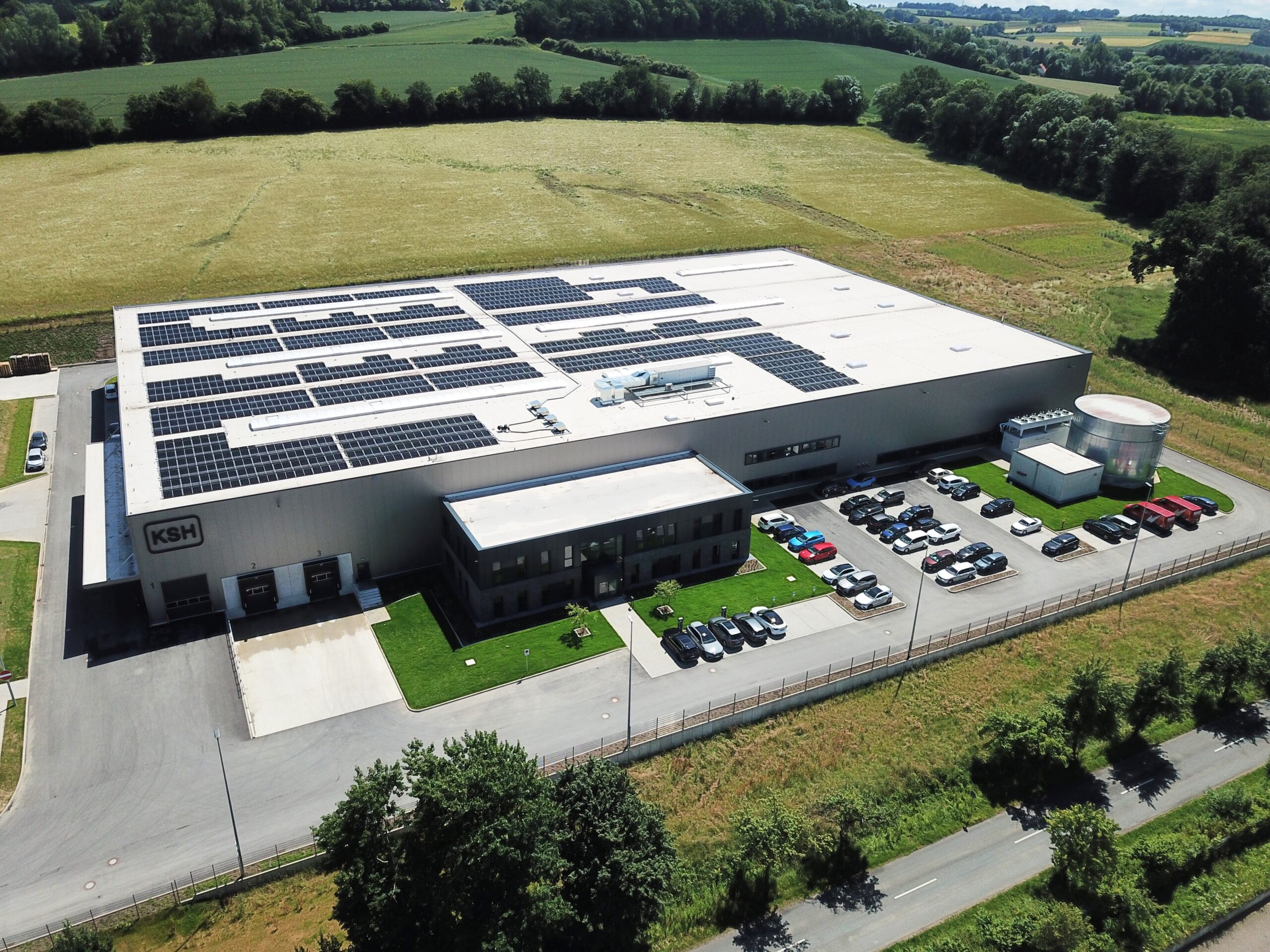 Produktionshalle mit Solaranlage